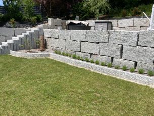 Schwergewichtsmauer und Treppe aus Granit